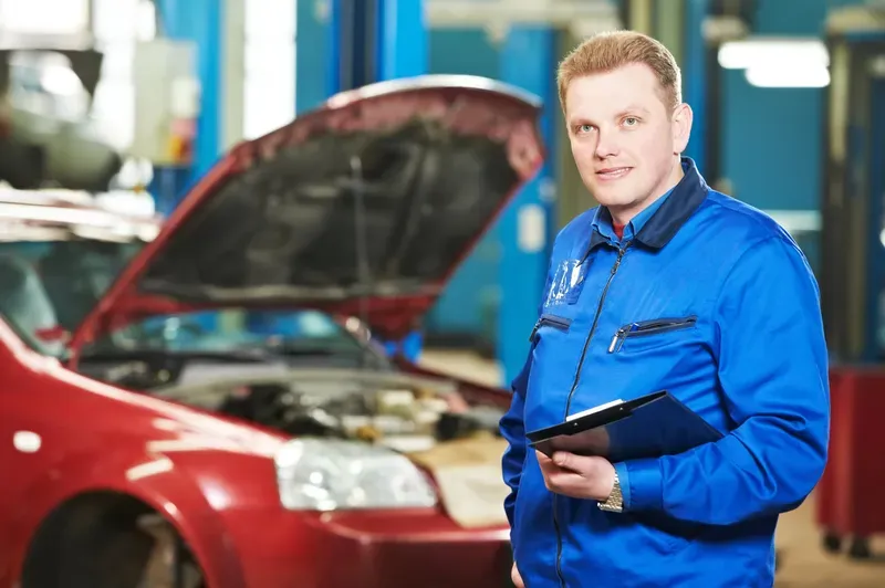 Consilier de service auto cu tableta in atelier in Alba Iulia